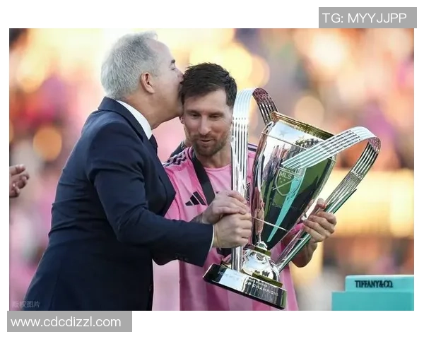 同类足球明星盘点：足坛传奇与现役巨星的精彩对比与分析